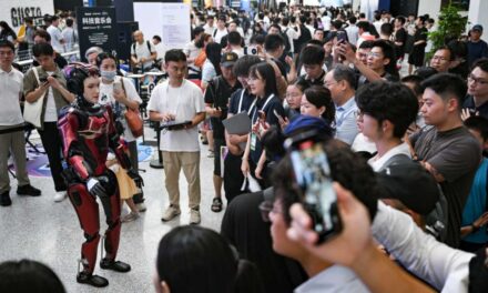 Un robot humanoide que opera con inteligencia artificial fue aceptado en la universidad