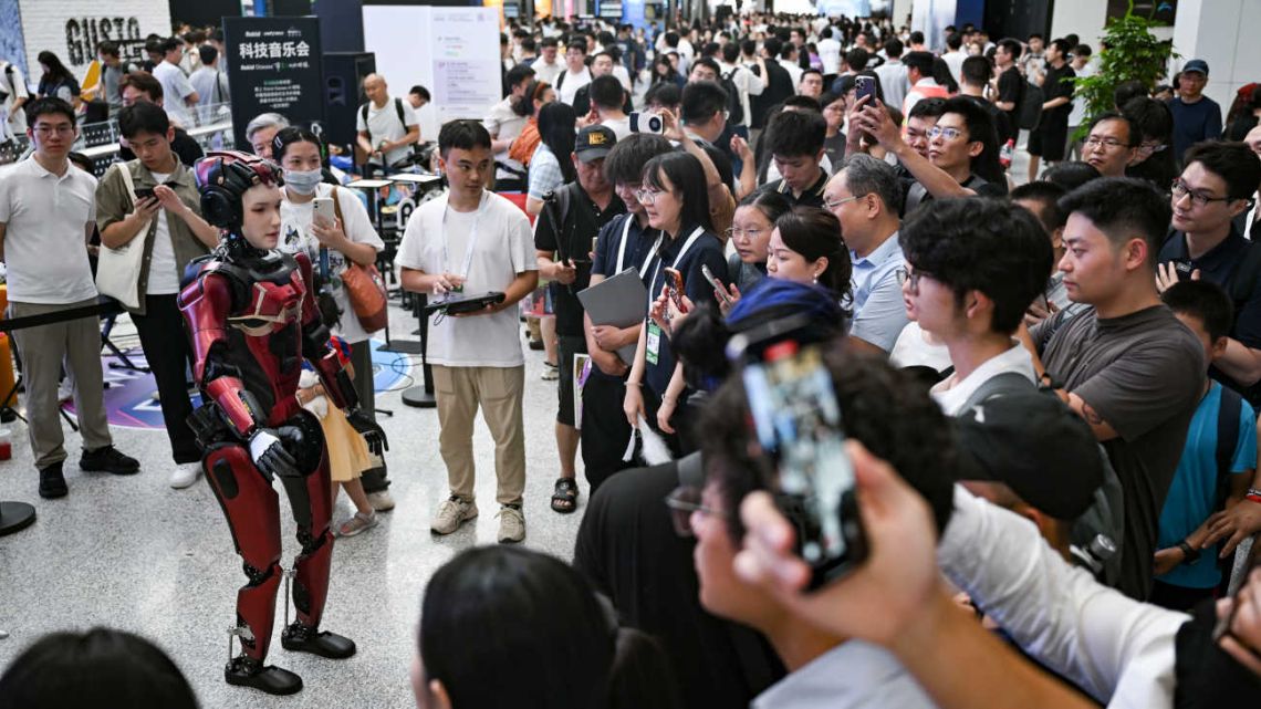 Un robot humanoide que opera con inteligencia artificial fue aceptado en la universidad
