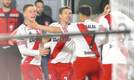 River golpeó de entrada, resistió con diez y se llevó un triunfo de La Plata