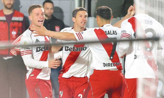 River golpeó de entrada, resistió con diez y se llevó un triunfo de La Plata