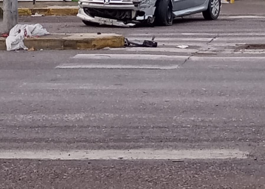 Accidente en Pocito: Un Peugeot 206 terminó con serios daños en calle 5 y Mendoza