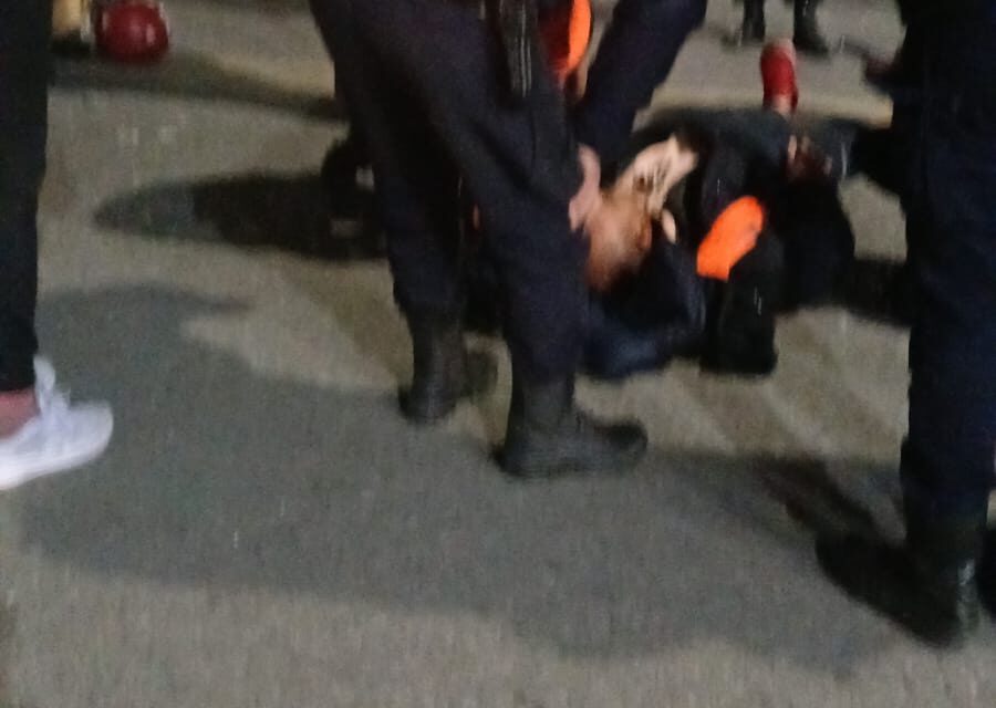 Grave accidente en Rawson: Un motociclista impactó contra un auto en España y Líbano