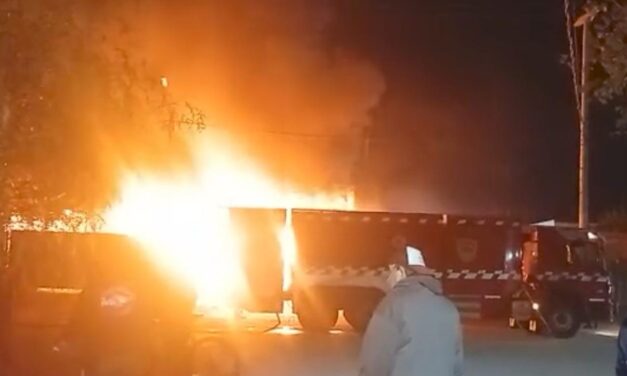 Pocito: Un incendio arrasó con siete colectivos de una empresa de transporte