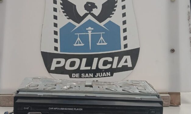 Caucete: Un menor detenido por robar $250.000, un estéreo y zapatillas de un auto