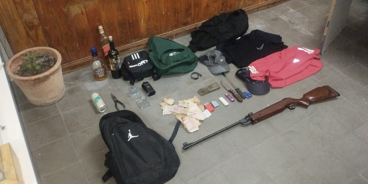 Tres menores sorprendidos robando en una casa del B° Juana Manso