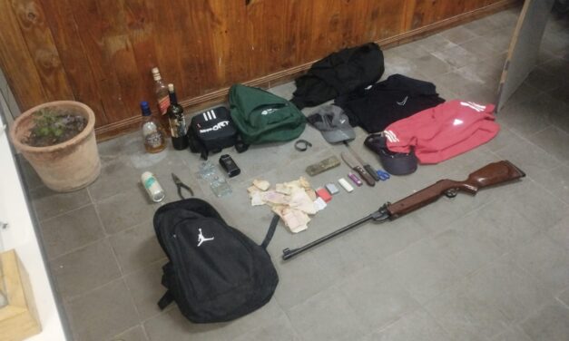 Tres menores sorprendidos robando en una casa del B° Juana Manso