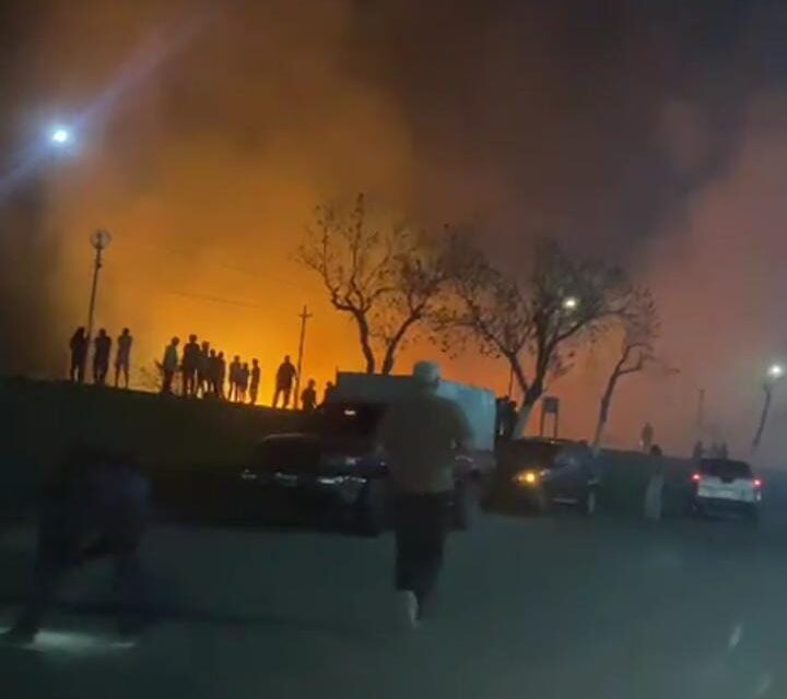 Impactante incendio en pastizales sobre Ruta 40 y Calle Rawson en Albardón
