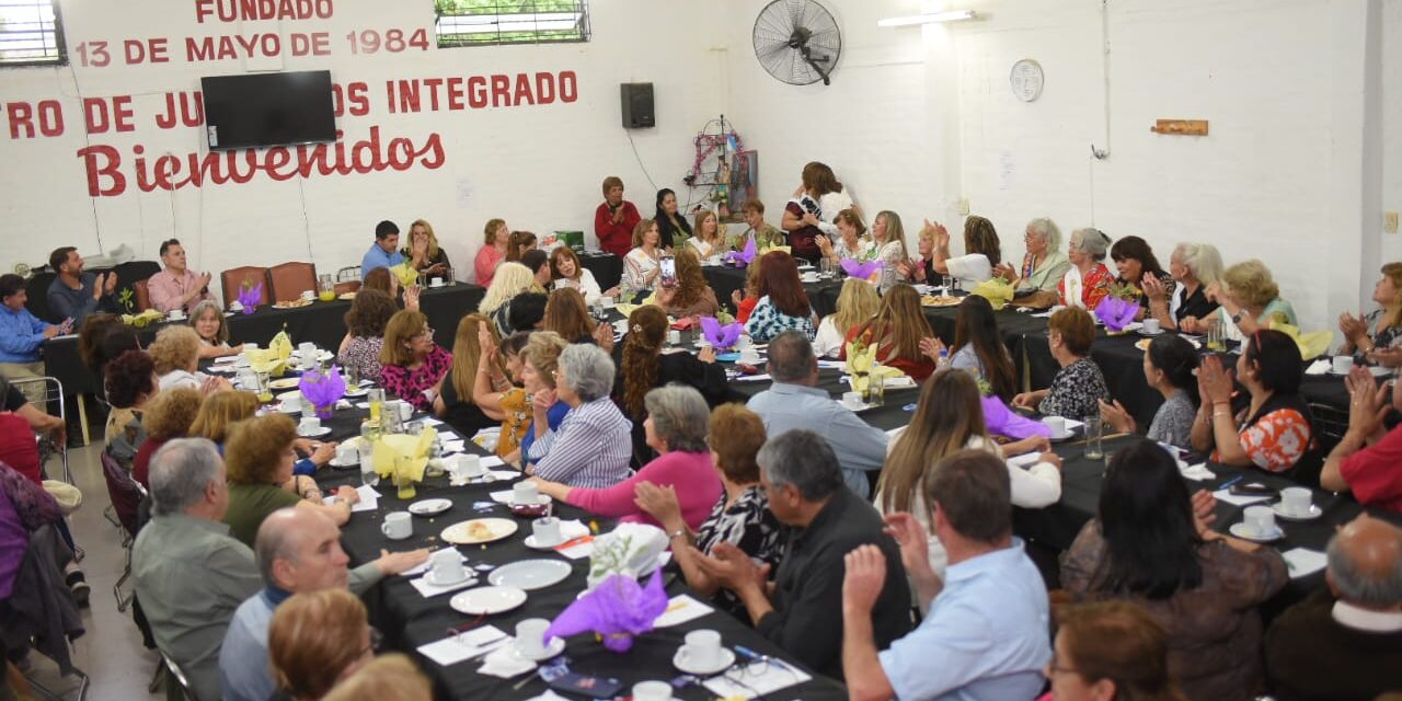 Capital: Un té con amigas y mucha alegría en la previa de la Reina del Adulto Mayor