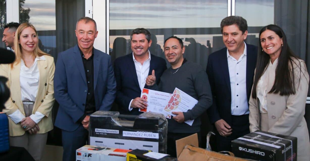 Orrego encabezó la entrega de certificados y herramientas del programa Aprender, Trabajar y Producir