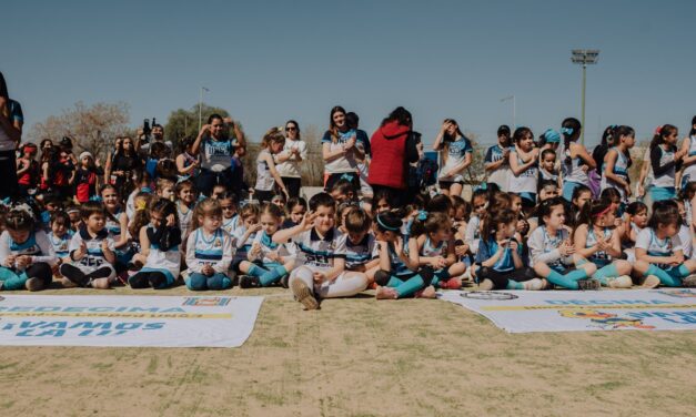La cancha sintética debutó en una fiesta de hockey con Patolandia