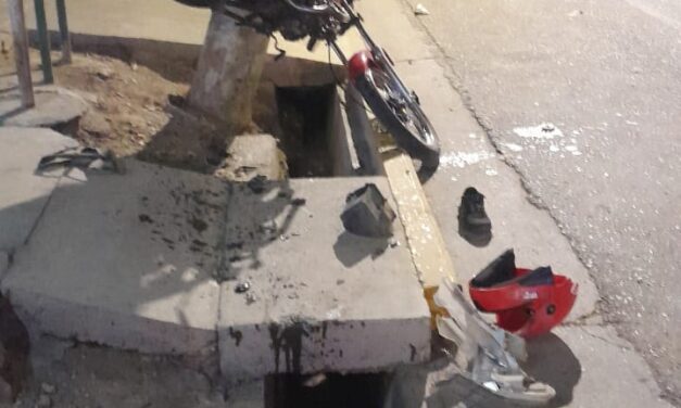 Accidente grave en Rivadavia: Un motociclista hospitalizado tras un choque con una camioneta