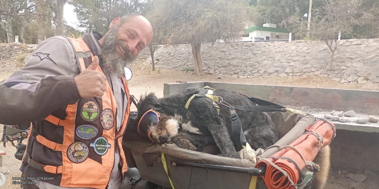 Un mexicano en moto y su perrita recorren Valle Fértil sin planes ni límites