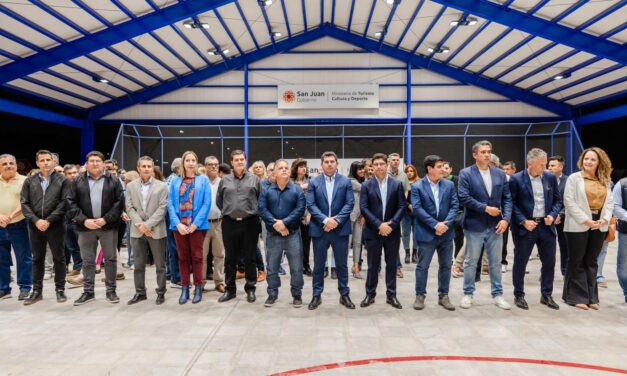 Orrego inauguró la modernización de la cancha de hockey del Camping Centro Comercial de Santa Lucía