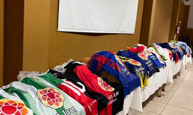 Clubes recibieron indumentaria del programa Construyendo Valores