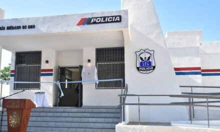 Un nacimiento con héroes de uniforme