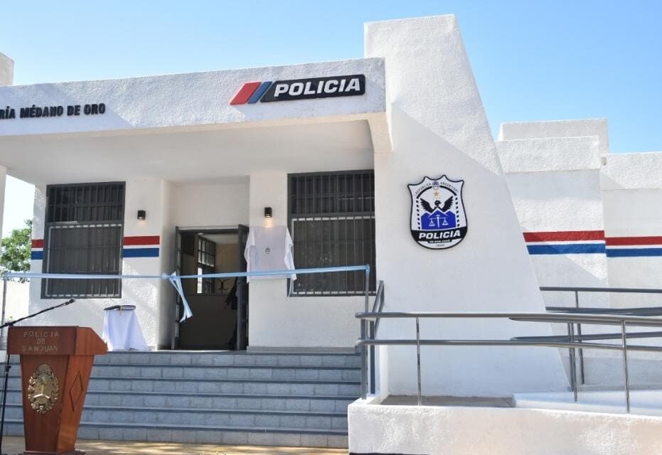 Un nacimiento con héroes de uniforme
