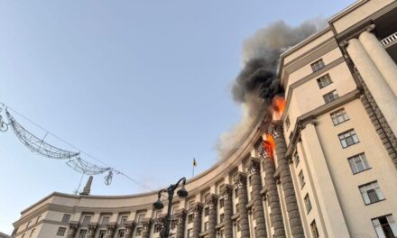 Rusia lanzó su mayor ofensiva aérea contra Ucrania y por primera vez atacó un edificio gubernamental