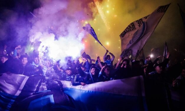 Imponente banderazo de los hinchas de Racing antes del cruce copero ante Vélez