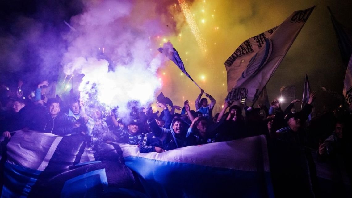 Imponente banderazo de los hinchas de Racing antes del cruce copero ante Vélez