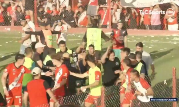 Los hinchas de Deportivo Maipú invadieron la cancha para pegarle a los jugadores