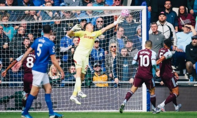 Dibu Martínez se lució con atajadas clave y frenó la caída del Aston Villa en la Premier