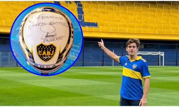 Franco Colapinto recibió un casco de Boca personalizado y firmado por Martín Palermo