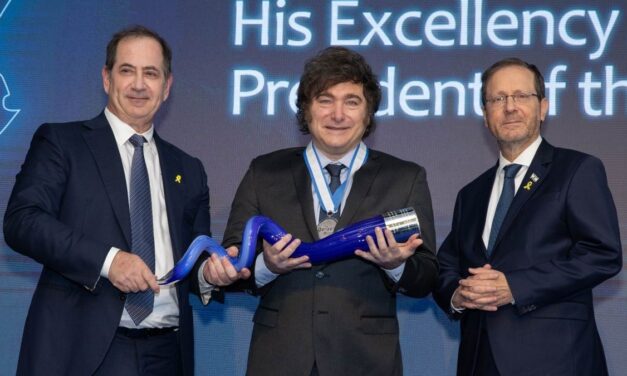 Juan Grabois denunciará a Javier Milei por quedarse con u$s1 millón del Premio Génesis de Israel