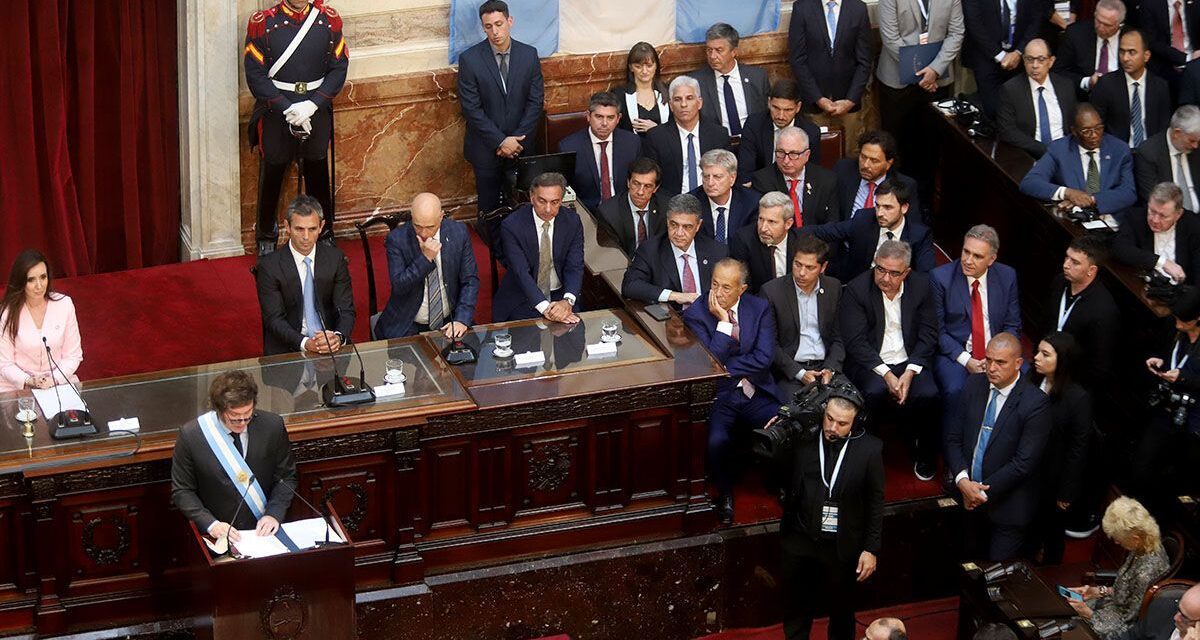 Opositores y aliados esperan proyecto austero pero piden que se someta a debate