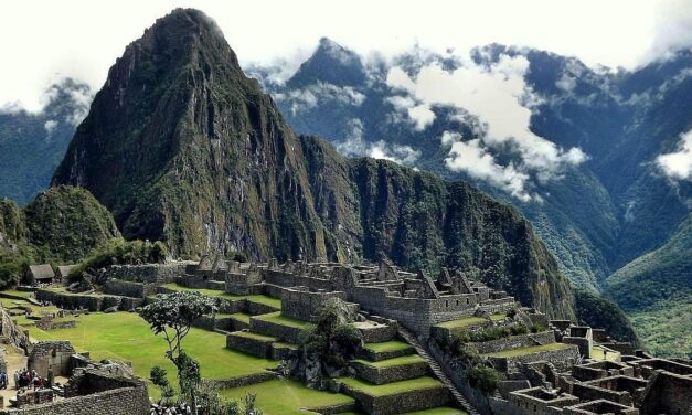 Protestas en Machu Pichu dejaron varados a 1.400 turistas y un saldo de 14 heridos