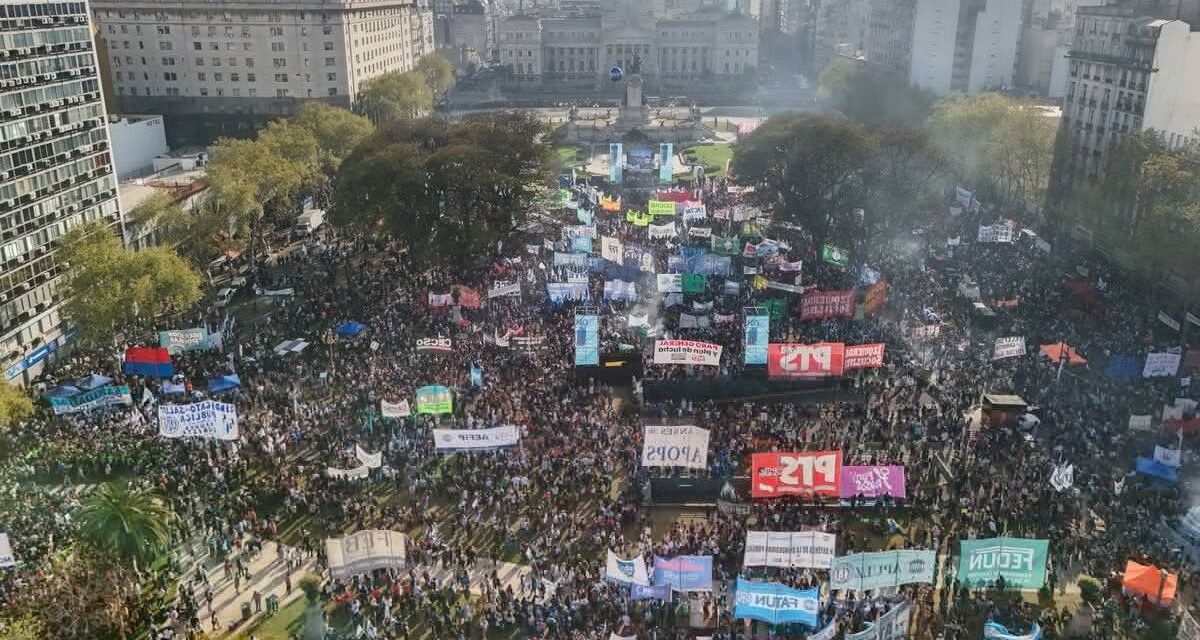 El Gobierno promulgó las leyes de emergencia pediátrica y financiamiento universitario, pero frenó su aplicación