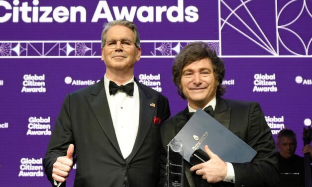Javier Milei recibió en EEUU un premio de manos de Scott Bessent y agradeció el espaldarazo de apoyo a la Argentina