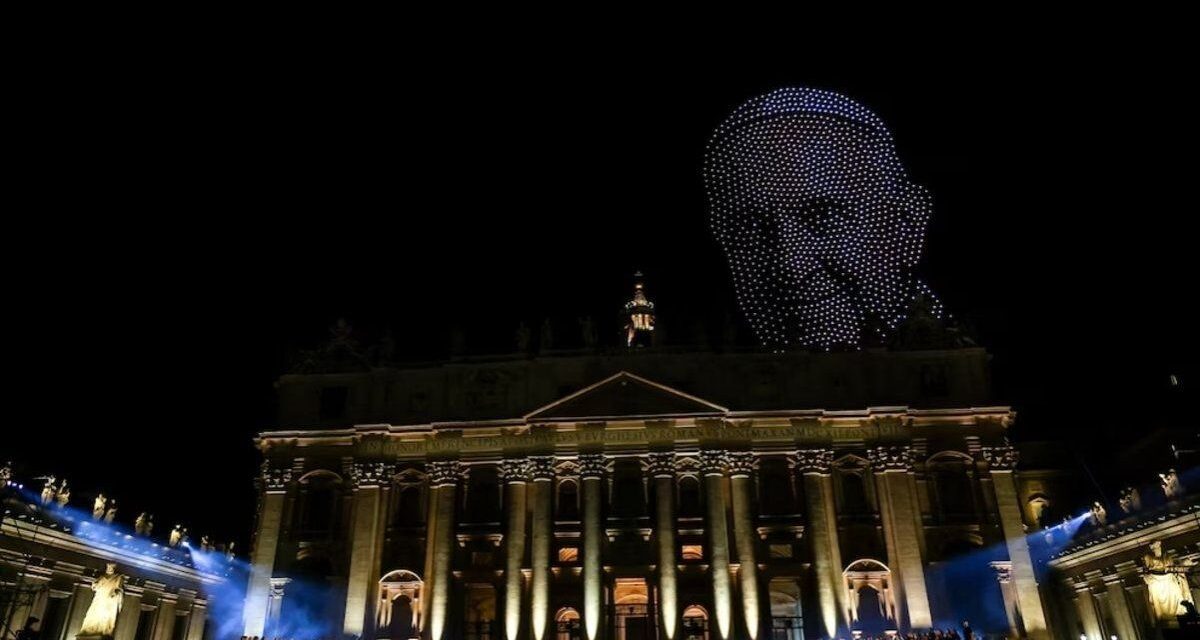 Miles de drones recrearon el rostro del papa Francisco en un concierto en el Vaticano