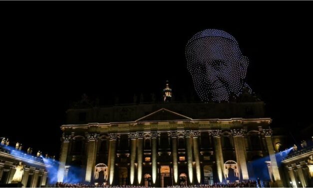 Miles de drones recrearon el rostro del papa Francisco en un concierto en el Vaticano