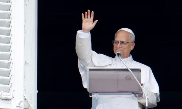 El papa León XIV cumplió 70 años y lo celebró junto a miles de fieles en la Plaza de San Pedro