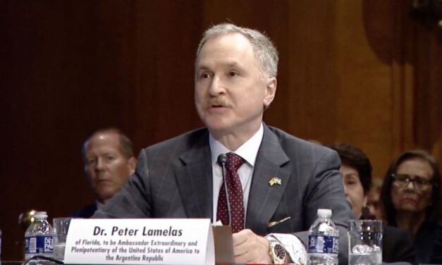 El Senado de EEUU aprobó la nominación de Peter Lamelas como embajador en Argentina