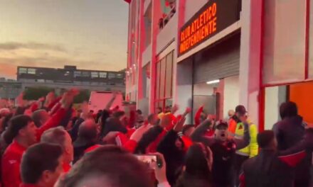 Manifestación de los hinchas de Independiente: Se autoconvocaron en el playón y pidieron la renuncia de los dirigentes