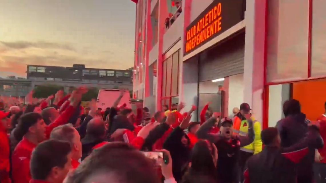 Manifestación de los hinchas de Independiente: Se autoconvocaron en el playón y pidieron la renuncia de los dirigentes