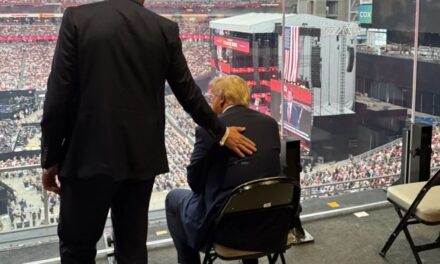 Donald Trump participó del funeral de Charlie Kirk en Arizona ante miles de seguidores