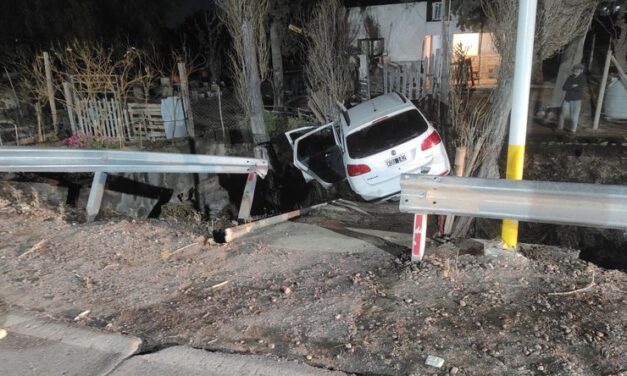 Médano de Oro: Un auto perdió el control y casi se incrusta en una vivienda