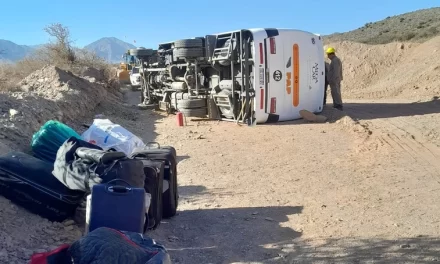 Vuelco de un minibús de la mina José María