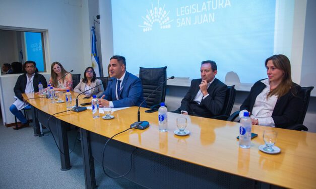 Concientización sobre el cáncer de mama en la Legislatura
