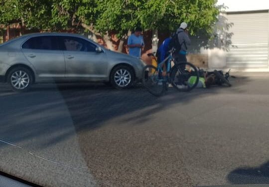 Accidente entre un auto y una bicicleta en Rawson: Un hombre resultó herido