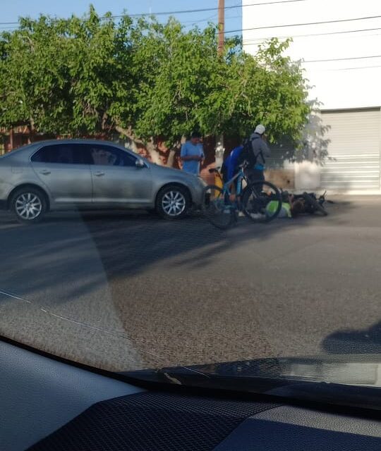 Accidente entre un auto y una bicicleta en Rawson: Un hombre resultó herido