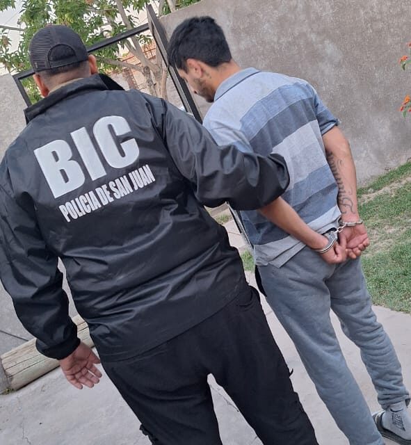 Detuvieron a un hombre por robar una notebook en un local de Santa Lucía
