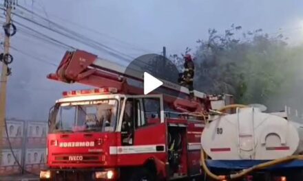 Incendio de grandes dimensiones frente a Casa de Gobierno: Mirá el vídeo del operativo