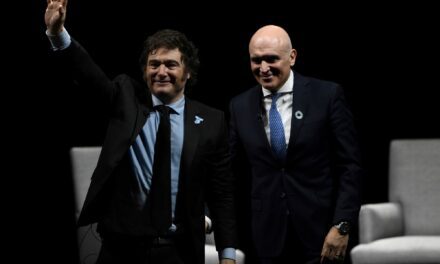 Gobierno arrinconado y liderazgo errático