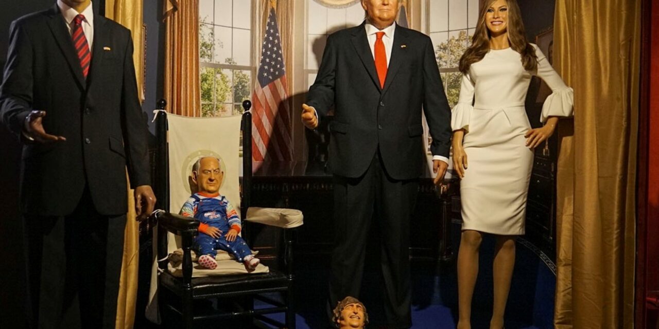 Un artista chileno irrumpió en el Museo de Cera de Madrid y puso un muñeco de Milei como perro faldero de Trump