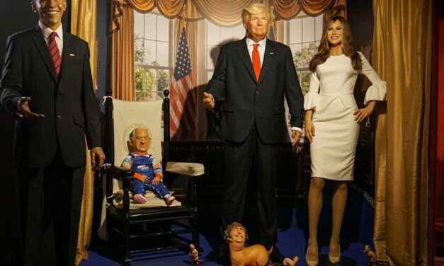 Un artista chileno irrumpió en el Museo de Cera de Madrid y puso un muñeco de Milei como perro faldero de Trump