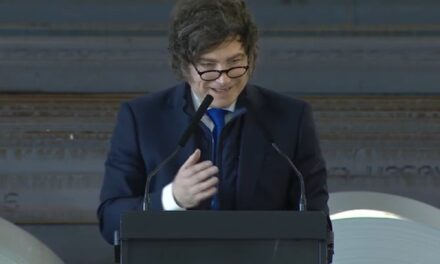 Mientras busca votantes anti-k en distritos esquivos, Milei prometió «una revolución productiva» y calificó como «histórico» el rescate de EE.UU.