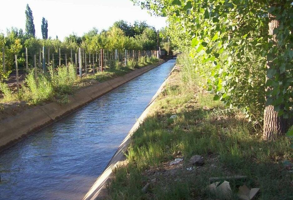 Policias salvaron una niña que cayó a un canal de riego en Santa Lucía